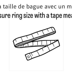 Pode incluir: Uma ilustra&ccedil;&atilde;o em preto e branco de uma fita m&eacute;trica, com o texto "Measure ring size with a tape measure" acima.