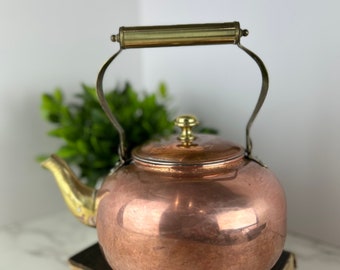 Vintage-Wasserkocher aus hellem Kupfer mit Messinggriff – französisches Landhaus-Küchendekor – wunderschöne Cottagecore-Teekanne