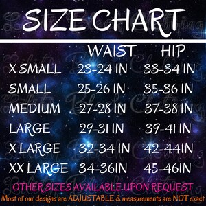 Może przedstawiać: Tabela rozmiar&oacute;w odzieży z wymiarami w calach. Tabela pokazuje wymiary talii i bioder dla rozmiar&oacute;w od XS do XXL. Tekst "OTHER SIZES AVAILABLE UPON REQUEST" znajduje się na dole tabeli. Tekst "Most of our designs are ADJUSTABLE & measurements are NOT exact" znajduje się na dole tabeli.