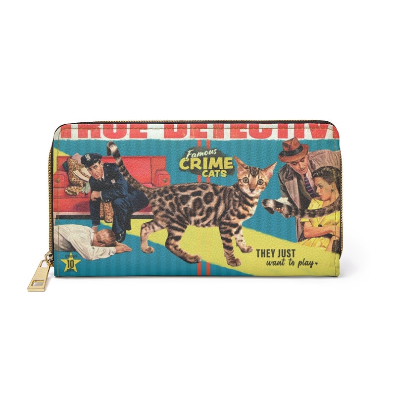 Pu&ograve; includere: Un portafoglio blu e giallo con un'illustrazione vintage di un gatto, un detective e il testo "True Detective Famous Crime Cats They Just Want to Play".
