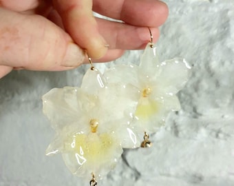 Spirit Dendrobium, vita Dendrobiumorkidéer med klara kvartsberlocker på krokar fyllda med 14k guld