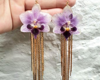 Tassel Babes: Pequeñas orquídeas lilas con borlas bañadas en oro de 18 k en ganchos rellenos de oro de 14 k