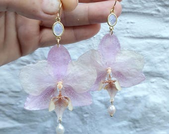 Kietelde roze orchideeën, roze midi-orchideeën met opaliet-tussenstukken en zoetwaterparelbedels op 14k gold filled haken
