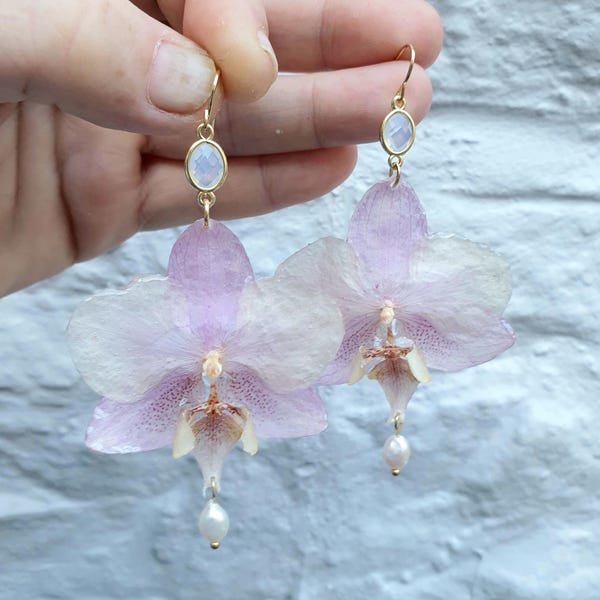 Orchidées roses chatouilles, orchidées roses midi avec connecteurs en opalite et breloques de perles d'eau douce sur des crochets en or 14 carats