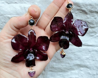 Mörka ängelorkidéer, svarta/mörklila dendrobiumorkidéer med obsidiankopplingar och ametisthjärtberlocker på krokar fyllda med 14k guld