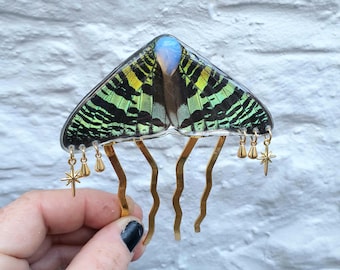 Alas de polilla del atardecer con cabujón de ópalo en forma de lágrima y estrella polar dorada y dijes de gotas en un peine grande de hierro para el cabello