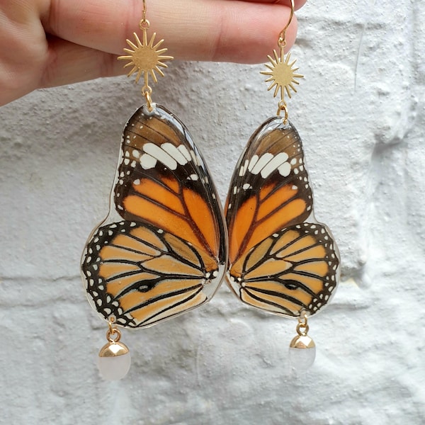 Papillons monarques semi-américains de source éthique avec connecteurs solaires en laiton et breloques en quartz sur des crochets en or 14 carats