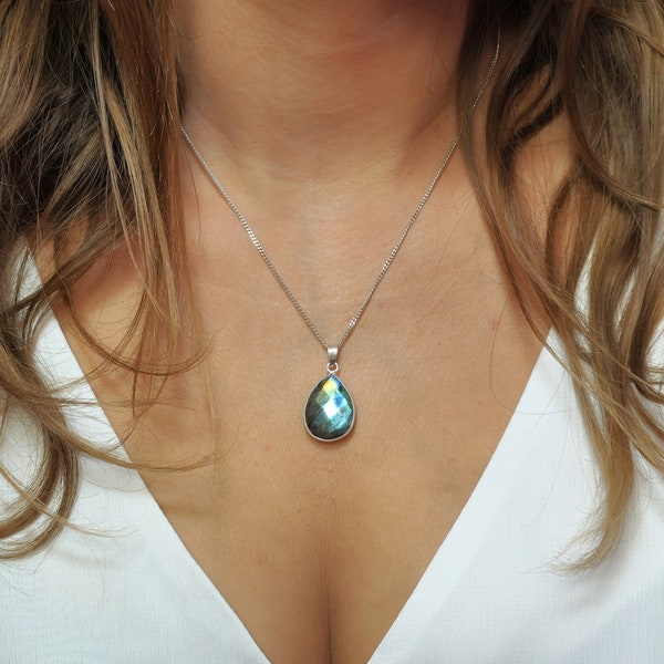 Dainty Labradorite Necklace, Silver Pendant, Rainbow Labradorite, Delicate Necklace, Blue Gemstone, Crystal Jewelry, Labradorite Charm.