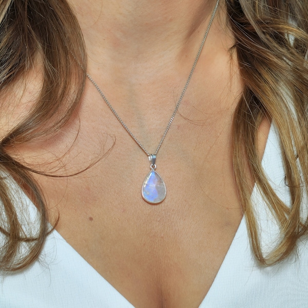 Collier de pierre de lune à facettes, pendentif en pierre de lune Blue Flash, pierre de lune arc-en-ciel, bijoux en pierre de naissance de juin, collier minimaliste, argent sterling.