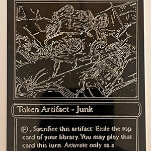 Op de afbeelding: Zwart-wit kaart met het woord "Junk" bovenaan. De kaart toont een illustratie van diverse weggegooide items. De tekst "Token Artifact - Junk" staat onder de illustratie, met spelinstructies daaronder.
