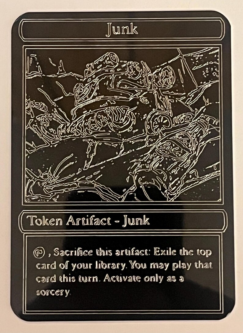Op de afbeelding: Zwart-wit kaart met het woord "Junk" bovenaan. De kaart toont een illustratie van diverse weggegooide items. De tekst "Token Artifact - Junk" staat onder de illustratie, met spelinstructies daaronder.