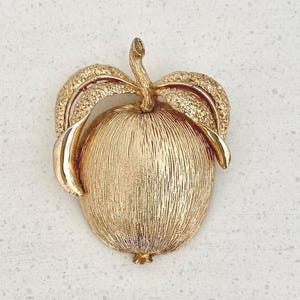 Vintage Sarah Cov Apple Brooch/Pendant: Brushed Gold Tone, Adam's Delight