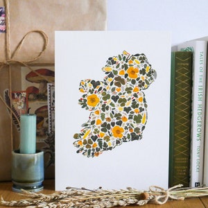 Karta z mapą Irlandii z suszonych kwiatów, Karta na dzień św. Patryka, Sztuka celtycka, Pusta irlandzka kartka z pozdrowieniami, Miniaturowy irlandzki wydruk artystyczny, Witaj z Irlandii