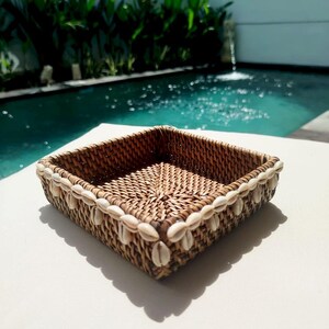Vassoio in rattan con conchiglie di ciprea, piccola scatola decorativa (15,5 x 15,5 cm)