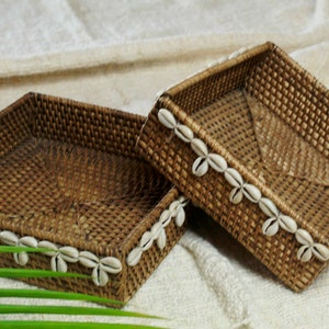 Wicker Rattan Tablett Set mit Kauri Muscheln, Bali Perlen Dekor