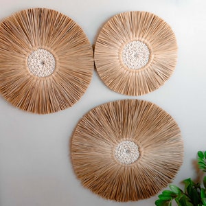 Kaima-JUJU raffia round wall hanging, Natural color raffia wall decor, Beach theme decor in natural raffia
