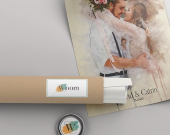 Puede incluir: Una impresión enrollada de una pintura de acuarela de una pareja abrazándose. La impresión está en un tubo marrón con una etiqueta azul y naranja que dice "Woom". La impresión tiene el texto "David & Catrin 7.11.20" en la parte inferior.