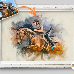 Puede incluir: Una pintura de acuarela de una persona montando un caballo marr&oacute;n, saltando sobre un obst&aacute;culo. La pintura est&aacute; en un marco blanco.
