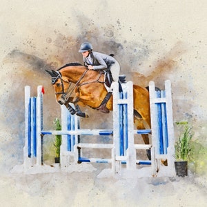 Puede incluir: Una pintura de acuarela de un caballo marr&oacute;n saltando sobre una valla blanca y azul. Un jinete con un casco negro y una chaqueta gris est&aacute; sobre la espalda del caballo.