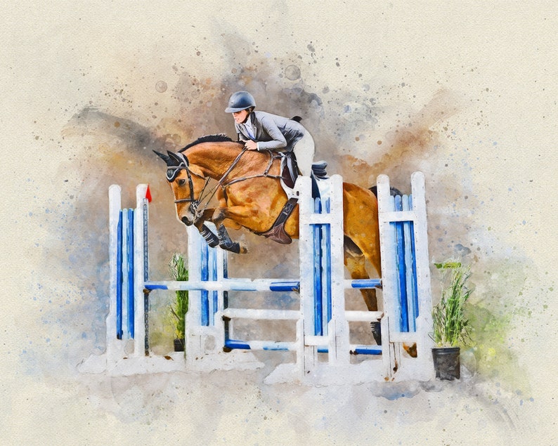 Puede incluir: Una pintura de acuarela de un caballo marr&oacute;n saltando sobre una valla blanca y azul. Un jinete con un casco negro y una chaqueta gris est&aacute; sobre la espalda del caballo.