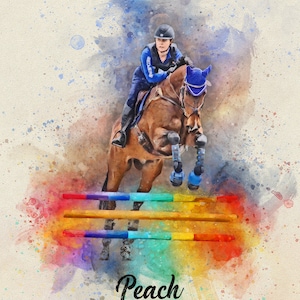 Puede incluir: Una pintura de acuarela de una persona montando un caballo marr&oacute;n sobre un salto de colores arco&iacute;ris. El caballo lleva una brida azul y el jinete lleva una chaqueta y un casco azules. La palabra "Peach" est&aacute; escrita en cursiva negra debajo del salto, con un coraz&oacute;n rojo al lado.