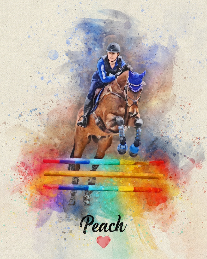 Puede incluir: Una pintura de acuarela de una persona montando un caballo marr&oacute;n sobre un salto de colores arco&iacute;ris. El caballo lleva una brida azul y el jinete lleva una chaqueta y un casco azules. La palabra "Peach" est&aacute; escrita en cursiva negra debajo del salto, con un coraz&oacute;n rojo al lado.