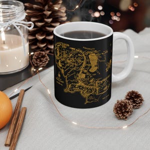 Mittelerde Karte Becher, Herr der Ringe Becher, Hobbit Karte Kaffeetasse, Tolkien Fan Geschenk, schwarz und gold Becher, Mittelerde Geschenk, Reisebecher