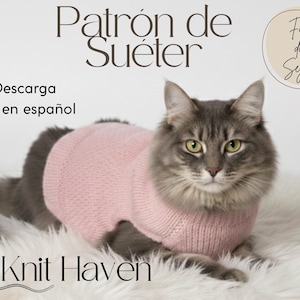 Puede incluir: Un gato gris con un suéter de punto rosa claro, acostado sobre una superficie blanca y esponjosa. La imagen incluye texto que dice "Patrón de Suéter", "Descarga PDF en español", "Fácil de Seguir" y "Knit Haven".