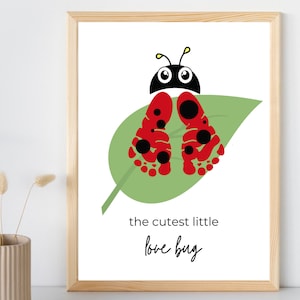 Op de afbeelding: Een rood en zwart lieveheersbeestje met zwarte ogen en gele antennes zit op een groen blad. De tekst "the cutest little love bug" staat onder het lieveheersbeestje.