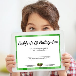 Peut inclure: Un certificat de participation vert et blanc avec le texte "Certificate of Participation" et "We Are Pleased To Award This Certificate To: For Being an Amazing Person!" Le certificat a un fond à carreaux vert et blanc et une petite image d'un bloc Minecraft.