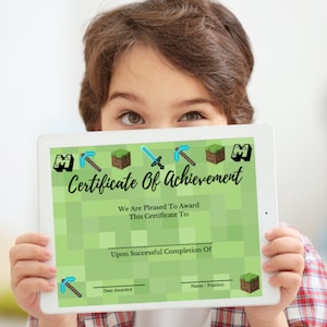 Pode incluir: Um certificado digital de conquista com tema Minecraft. O certificado tem um fundo verde com um design pixelado. Diz "Certificado de Conquista" e "Temos o prazer de conceder este certificado a:" O certificado tem espaço para o nome do destinatário, a posição e a data de entrega.