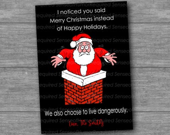 Puede incluir: Una tarjeta de Navidad humorística con un Papá Noel de dibujos animados atascado en una chimenea con el texto "Me di cuenta de que dijiste Feliz Navidad en lugar de Felices Fiestas." y "También elegimos vivir peligrosamente. Con cariño, Los Smith".
