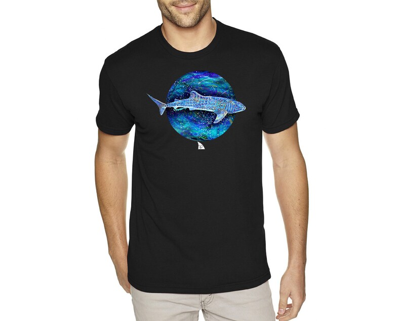 K&ouml;nnte beinhalten: Schwarzes T-Shirt mit einer Illustration eines blauen und gr&uuml;nen Walhais in einem Kreis.