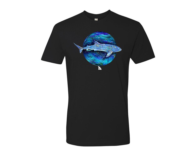 K&ouml;nnte beinhalten: Schwarzes T-Shirt mit einer blauen und wei&szlig;en Illustration eines Walhais, der in einem Kreis aus blauem und wei&szlig;em Wasser schwimmt.