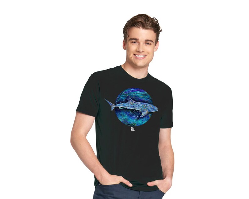 K&ouml;nnte beinhalten: Ein schwarzes T-Shirt mit einem blauen und gr&uuml;nen Kreis-Motiv eines Walhais, der im Ozean schwimmt.