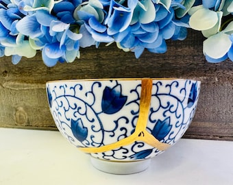 Kintsugi Schüssel, blaues Blütenblatt, Steingutdekor mit Goldfüllungen