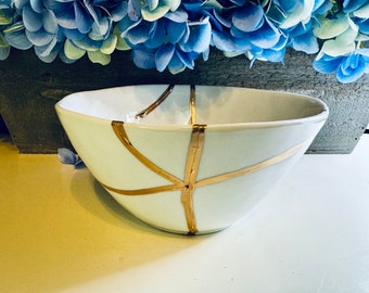 Kintsugi skål vit naturlig krusning keramik, jubileumsguld reparation konstdekor, minimalistisk, personlig present till henne