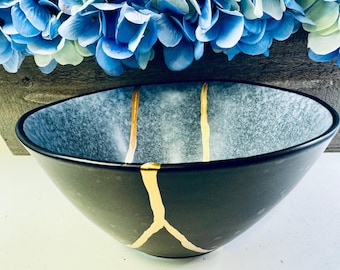 Kintsugi Schüssel aus grauem Steinzeug mit Goldreparatur