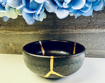 Schwarze Kintsugi Schale, Jubiläum Keramik, Geschenk für Sie, Schmuckschale, Keramik Gold Reparatur, japanische Wohnkultur