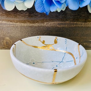 Kintsugi Bowl, Kintsugi Pottery, White Berry Bowl, Kintsugi Gift, Minimalist Home Decor, Spring Decor, Kintsugi White Bowl