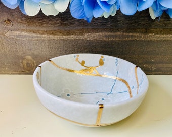 Kintsugi Schale, Kintsugi Keramik, Schüssel mit weißen Beeren, Kintsugi Geschenk, minimalistisches Wohndekor, Frühlingsdekor