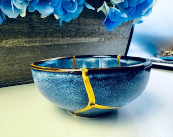 Kintsugi Schüssel mit blauer Indigo-Glasur, Gold-Reparatur-Kunst, Jubiläumsgeschenk