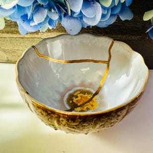 Tigela de cerâmica Kintsugi em formato de concha, com detalhes em dourado, olho de pérola, decoração para casa em estilo oceânico.