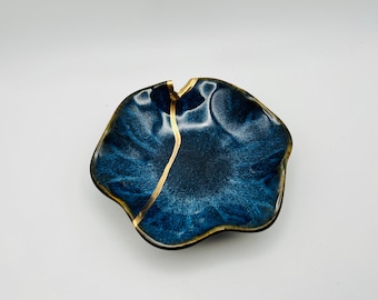Cuenco Kintsugi, Flor de Loto Kintsugi Bkue, Plato para joyas con líneas de reparación doradas