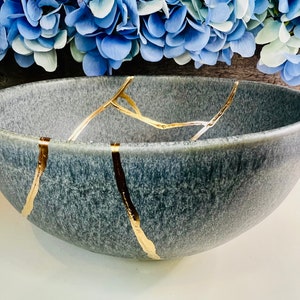 Kintsugi-skål, bergsskål med mittpunkt, jubileumspresent, bröllop, minimalistisk, heminredning, heminredning, stengodsskål med guldinläggning