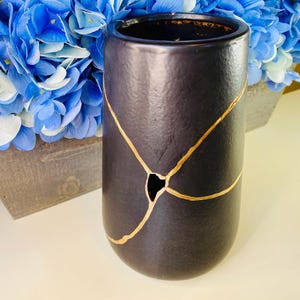 Cerâmica Kintsugi, Vaso Preto Feito à Mão, Linhas de Reparo Douradas, Arte em Grés