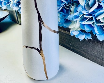 Kintsugi White Vase, Kintsugi White Flower Vase, Kintsugi Art, Minimalist, Gift for Her, Home Decor, Kintsugi Kit, Kintsugi Ceramic Vase