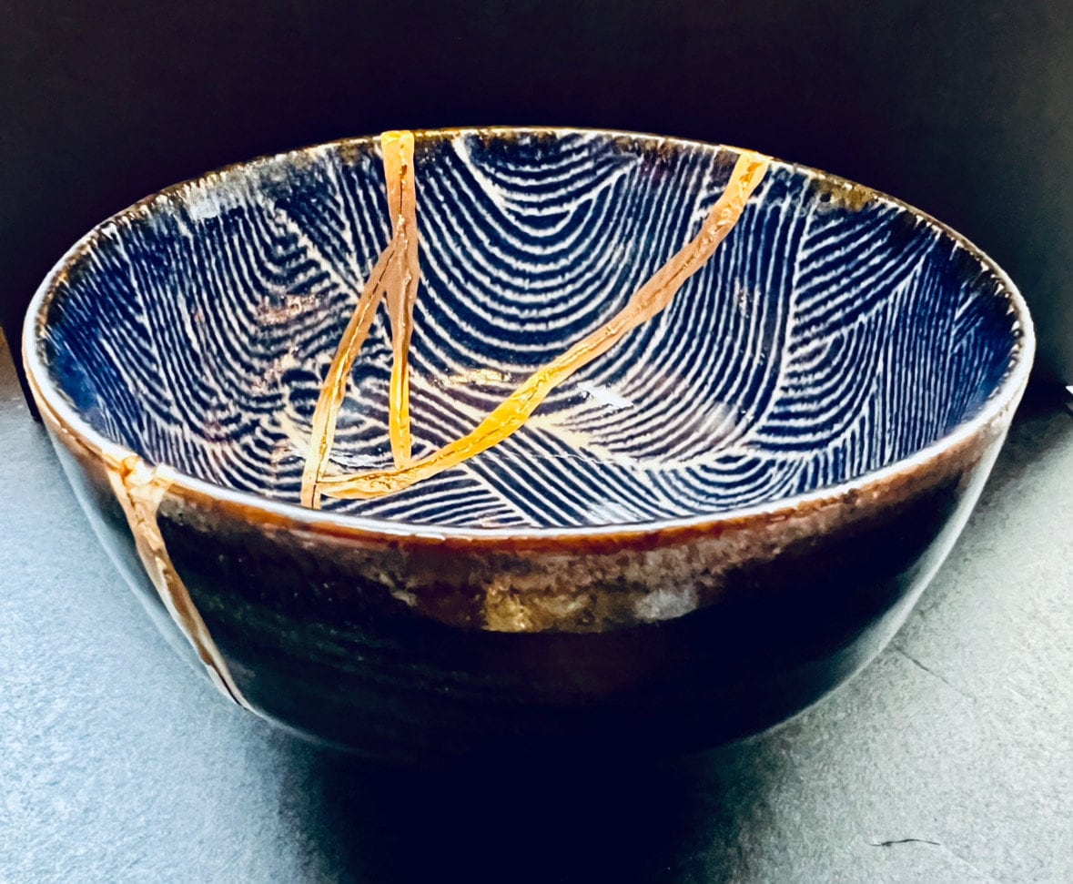 青い陶器の壺 金箔装飾 青い陶器の壺 金箔装飾