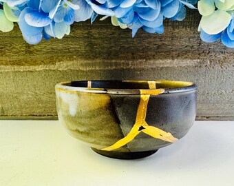 Kleine Kintsugi-Jubiläumsschale aus Bronze, Kintsugi-Keramik, personalisiertes Geschenk im minimalistischen Stil, handgefertigtes Geschenk, Schmuckschale, Wohnaccessoires