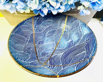 Kintsugi-Schale, große blaue Kintsugi-Schale mit Wellenmuster, Kintsugi-Keramik mit Goldreparatur-Effekt, minimalistische Kunst, Wohndekoration, Geschenkidee für Sie, Keramikgeschenk